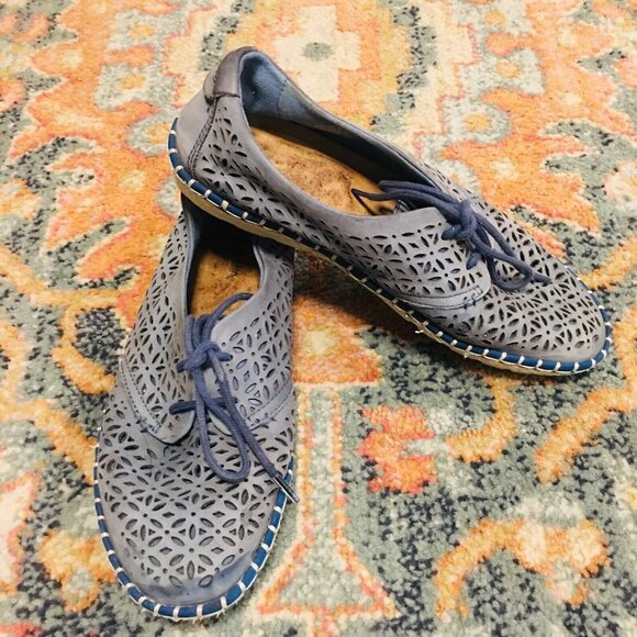 EARTH SHOES Sapphire Blue Nubuck Suede Perforated Relief Pod Shoes Women's 7B - Picture 2 of 9